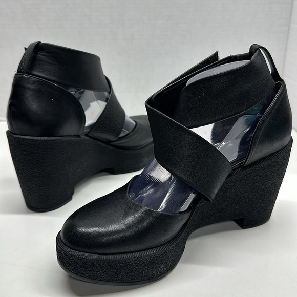 Robert Clergerie Chan Pump Heel with Ankle Strap (Black) - Picture 1 of 10
